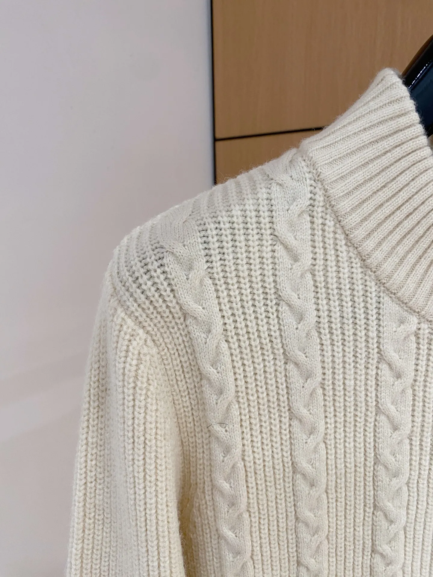🅿️540 【LV Louis Vuitton】Autumn and winter classic cardigan sweater, in full condition! ! ! Wool blended fabric, the latest model in 2025, golden ratio! ! Slim-fitting soft gold, versatile and practical item, the combination and practicality are extremely powerful, simple and elegant, and classy! To create your own style, it is highly recommended to buy it in two colors. The standard slim fit tailoring process is suitable for both young and old men. It is knitted from wool and will not cause any discomfort! While keeping warm, it is stylish, textured and wearable, and the classic logo with contrasting colors on the chest feels in place! ! Recommended for regular customers! ! Size M-3XL (maximum wear: 190 pounds)